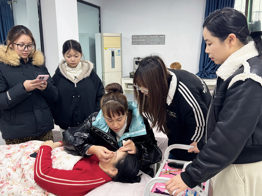 在南寧學(xué)紋繡，解鎖美業(yè)新技能