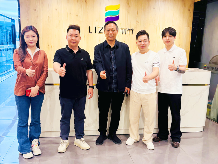 廣西美協(xié)蔣會長攜江蘇美發(fā)連鎖機構(gòu)到我校進行校企合作