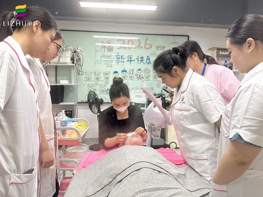 南寧美容護膚培訓(xùn)：面部深層清潔