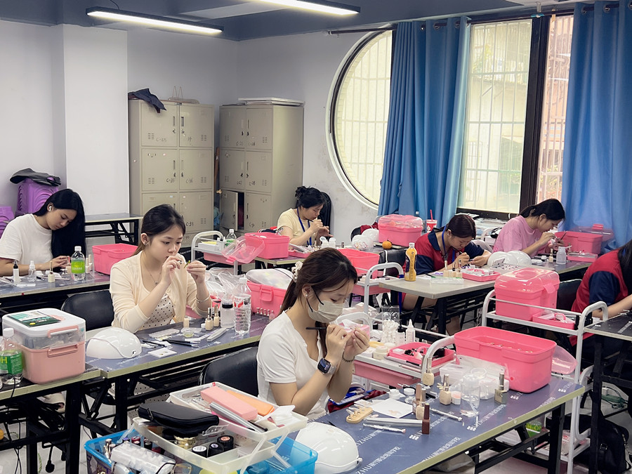 零基礎(chǔ)學(xué)美甲，從手忙腳亂到從容下筆